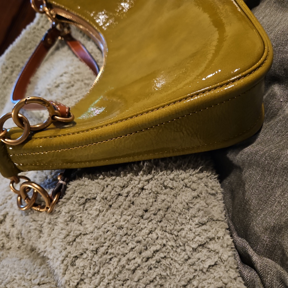 Tory Burch Mercer Patent Crescent Bag in 🍐 - Picture 4 of 10